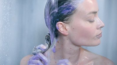 lavar o cabelo com bain ultra-violet -  champô roxo matizador para neutralizar os tons amarelos